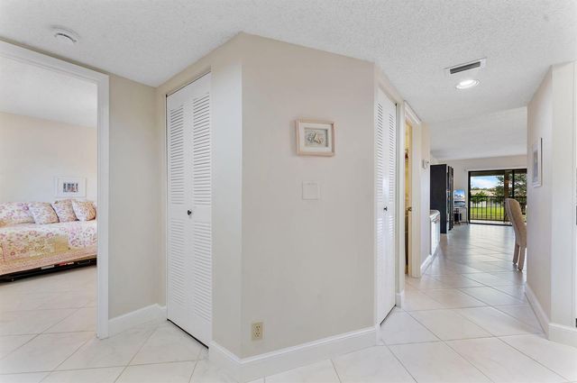 7260 Kinghurst Drive 205, Delray Beach, FL 33446