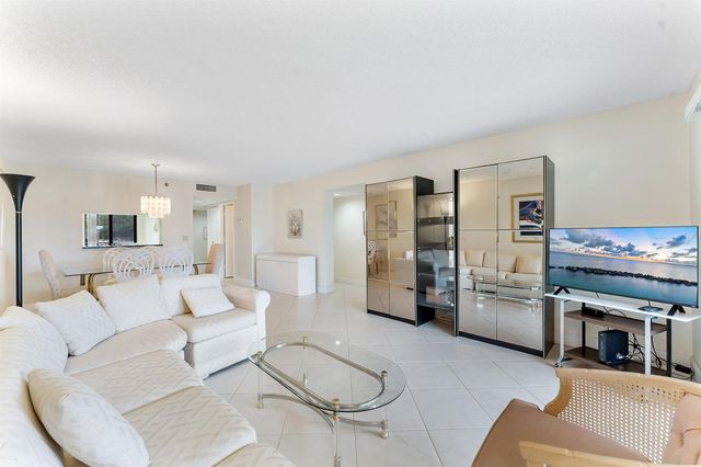 7260 Kinghurst Drive 205, Delray Beach, FL 33446