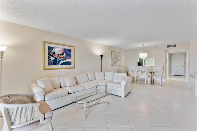 7260 Kinghurst Drive 205, Delray Beach, FL 33446
