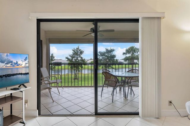7260 Kinghurst Drive 205, Delray Beach, FL 33446