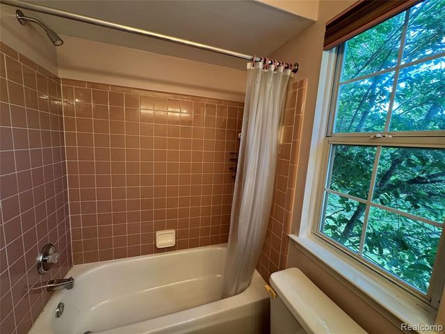 3621 Weeburn, Ann Arbor, MI 48108