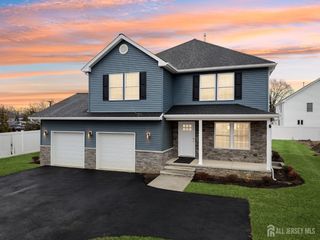 559 HOLMDEL Road, Hazlet, NJ 07730