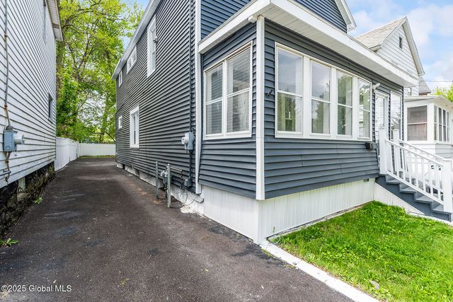 1684 Lake Boulevard, Schenectady, NY 12304