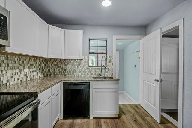 127 Huisache Street, Lake Jackson, TX 77566