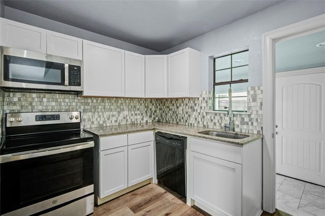 127 Huisache Street, Lake Jackson, TX 77566