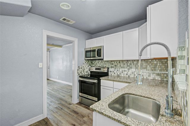 127 Huisache Street, Lake Jackson, TX 77566