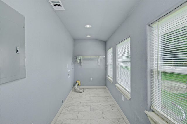 127 Huisache Street, Lake Jackson, TX 77566