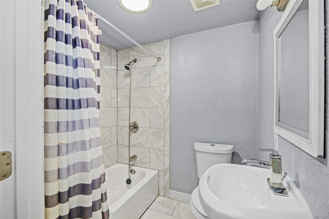 127 Huisache Street, Lake Jackson, TX 77566
