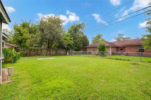 127 Huisache Street, Lake Jackson, TX 77566