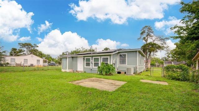 127 Huisache Street, Lake Jackson, TX 77566