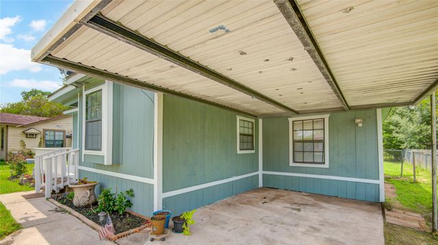 127 Huisache Street, Lake Jackson, TX 77566