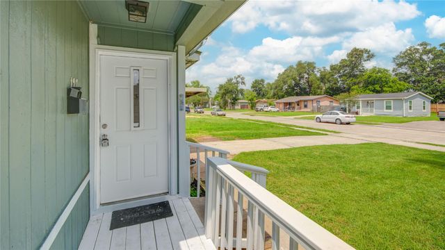 127 Huisache Street, Lake Jackson, TX 77566