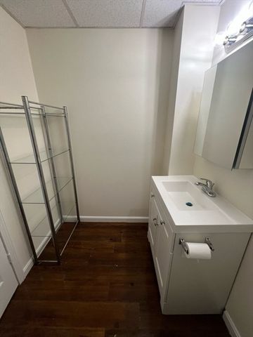 11 Lilley Ave, Lowell, MA 01850