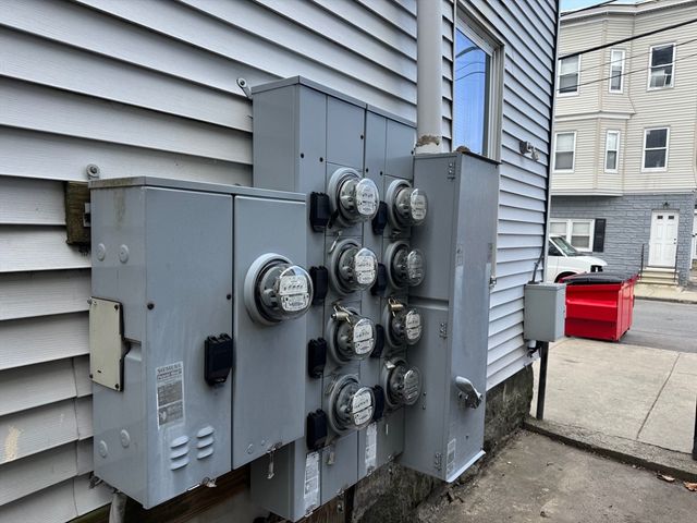 11 Lilley Ave, Lowell, MA 01850