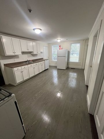11 Lilley Ave, Lowell, MA 01850