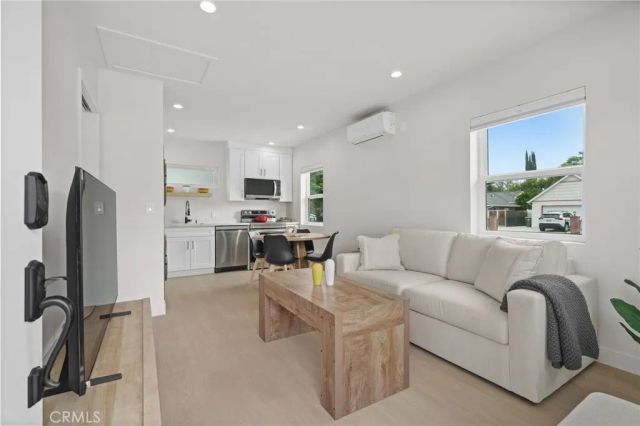 6641 Dannyboyar, West Hills, CA 91307