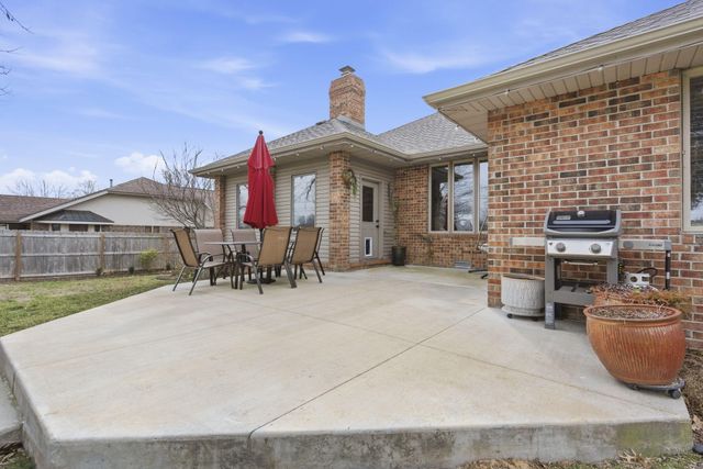 701 E Bennett Court, Nixa, MO 65714