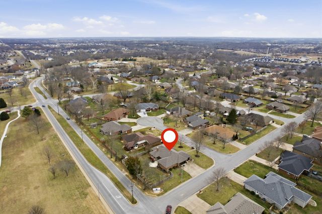 701 E Bennett Court, Nixa, MO 65714