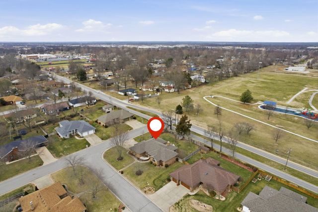 701 E Bennett Court, Nixa, MO 65714