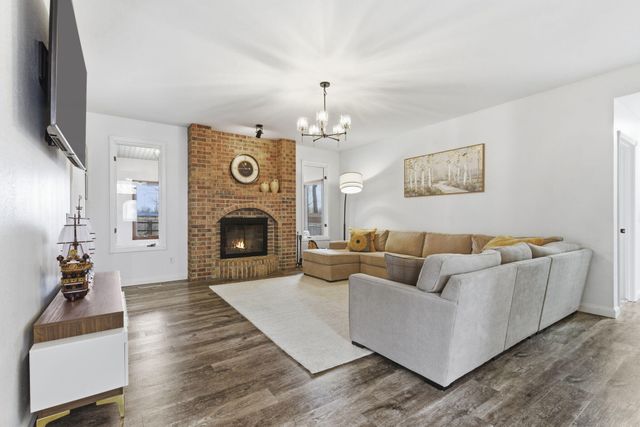 701 E Bennett Court, Nixa, MO 65714