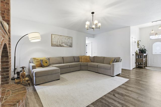 701 E Bennett Court, Nixa, MO 65714