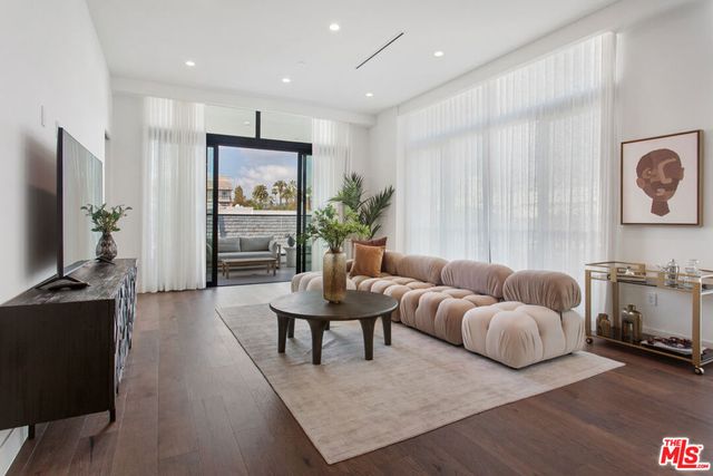 425 N Palm Drive 502, Beverly Hills, CA 90210