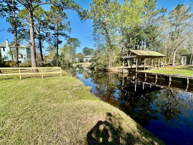 444 Pitts Bayshore Drive, Freeport, FL 32439