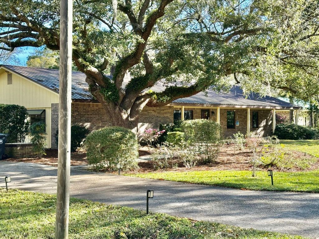 444 Pitts Bayshore Drive, Freeport, FL 32439