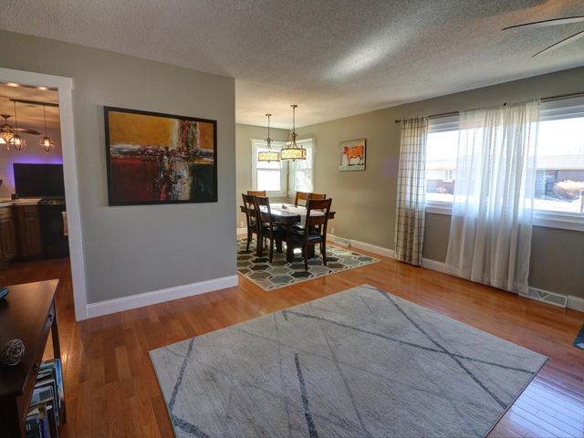 2306 Montclair Dr, Salina, KS 67401