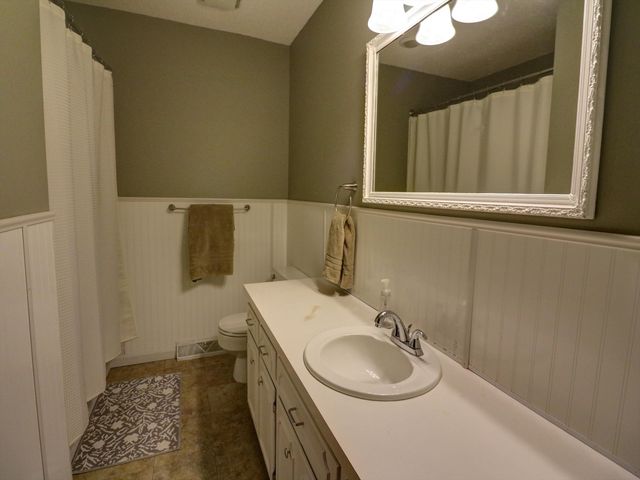 2306 Montclair Dr, Salina, KS 67401