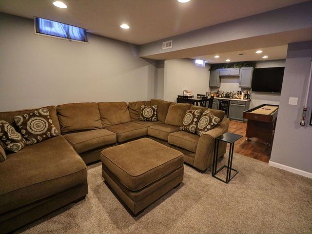 2306 Montclair Dr, Salina, KS 67401