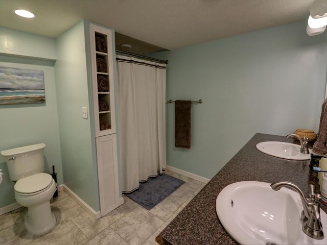 2306 Montclair Dr, Salina, KS 67401