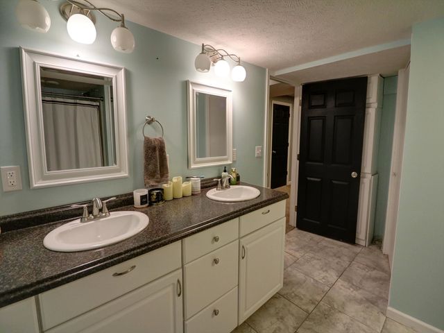 2306 Montclair Dr, Salina, KS 67401