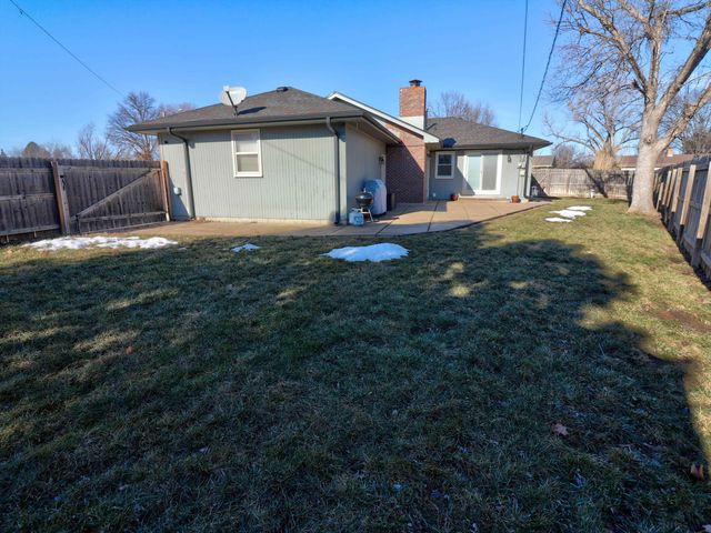 2306 Montclair Dr, Salina, KS 67401