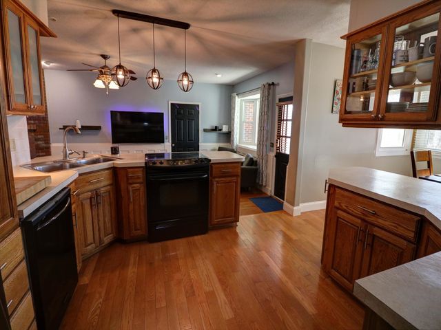 2306 Montclair Dr, Salina, KS 67401