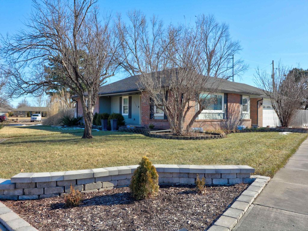 2306 Montclair Dr, Salina, KS 67401