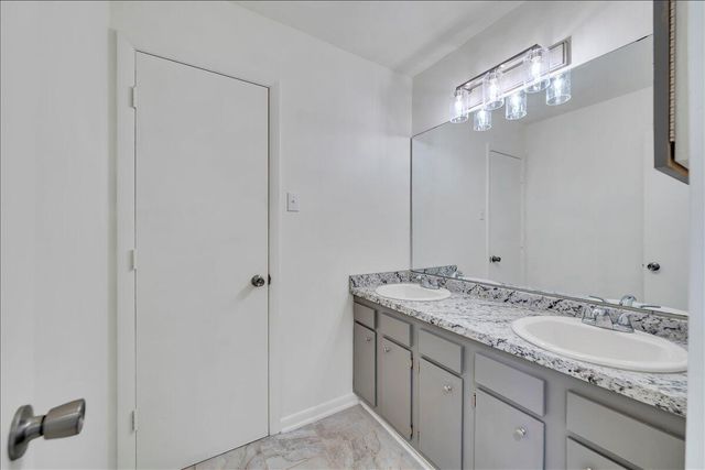 1117 Conifer LN, Salem, VA 24153