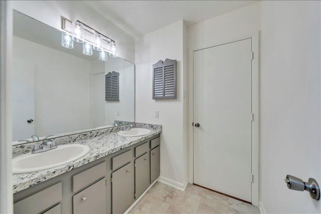 1117 Conifer LN, Salem, VA 24153