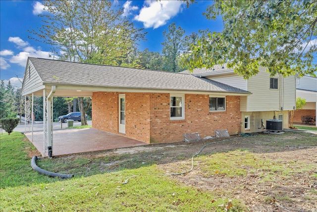 1117 Conifer LN, Salem, VA 24153