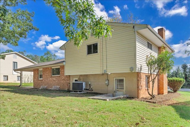 1117 Conifer LN, Salem, VA 24153