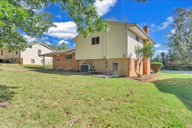 1117 Conifer LN, Salem, VA 24153