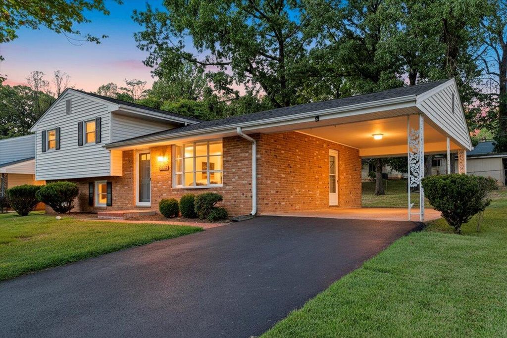 1117 Conifer LN, Salem, VA 24153