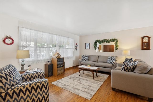 408 Buckingham Drive, Crystal Lake, IL 60014