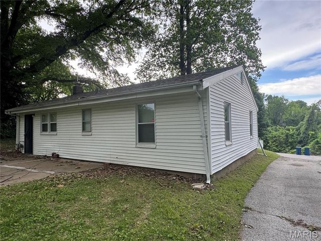 2823 Meadowlark Avenue, St Louis, MO 63136