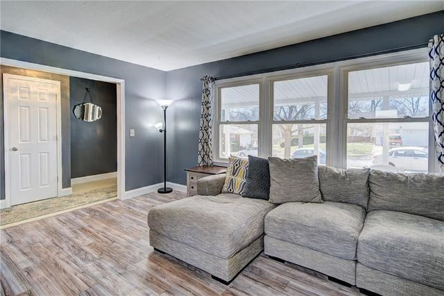 311 SW Pinnell Drive, Lee's Summit, MO 64081