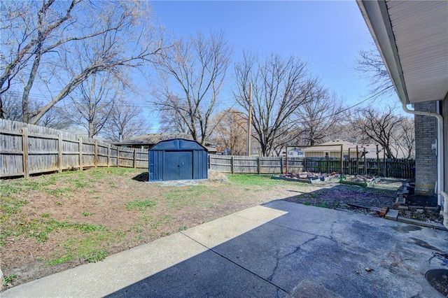 311 SW Pinnell Drive, Lee's Summit, MO 64081