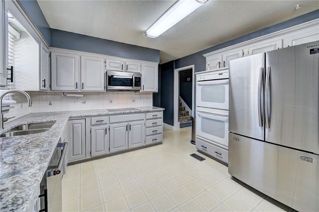 311 SW Pinnell Drive, Lee's Summit, MO 64081