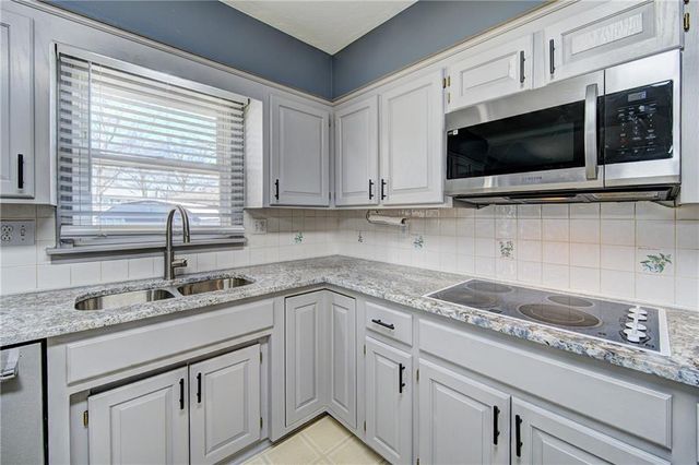 311 SW Pinnell Drive, Lee's Summit, MO 64081