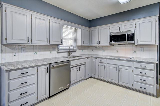 311 SW Pinnell Drive, Lee's Summit, MO 64081