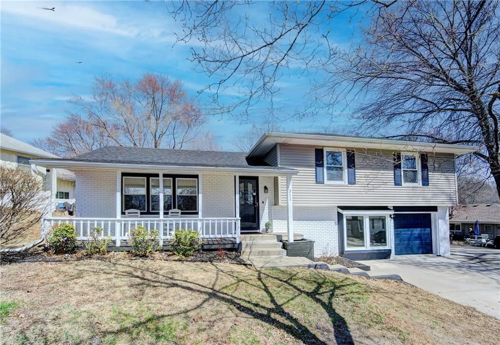 311 SW Pinnell Drive, Lee's Summit, MO 64081